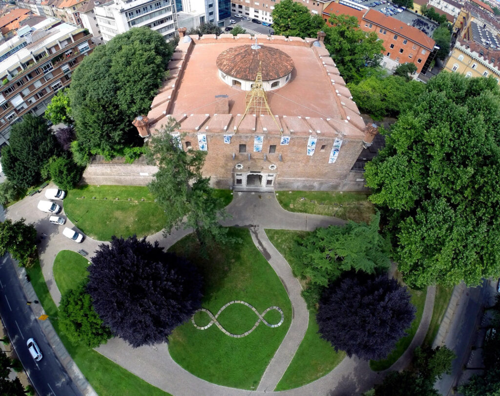 Immagini dall’opening della Biennale Italia-Cina, che inaugura a Torino il nuovo spazio del Mastio della Cittadella. 100 artisti, anche all’Arca di Vercelli e a Serralunga d’Alba