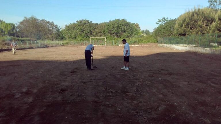 Casal de Pazzi lavori per il campetto di calcio Roma, un nuovo murale di Blu a Casal de' Pazzi. Storie di periferie responsabili