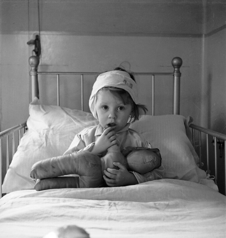 Cecil Beaton, Eileen Dunne in the Hospitalfor Sick Children, 1940 – Courtesy the Cecil Beaton Studio Archive at Sotheby’s