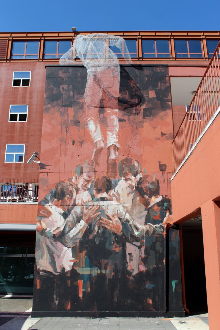 Chained Milano 2015 Tresoldi e Borondo Wunderkammern sbarca a Milano. La galleria romana, specializzata in arte urbana, presenta 9 street artist tra 4 sedi meneghine. Le prime foto da Chained