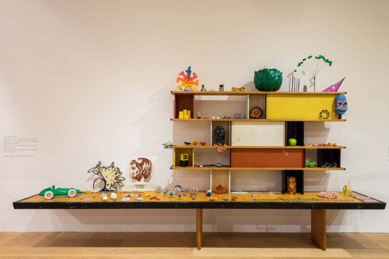 Charlotte Perriand, Bibliothèque pour la maison de la Tunisie, 1952. Courtesy of Charlotte Perriand and Tanja Leighton Gallery Berlino. Objects courtesy of Bethan Wood. Foto_ Andrea Guermani, courtesy Pinacoteca Agnelli