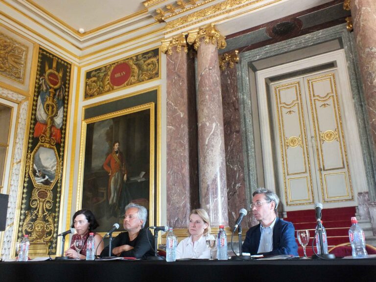Conferenza stampa con Anish Kapoor Catherine Pégard e Alfred Pacquement v Anish Kapoor a Versailles, ecco le immagini in anteprima. Sei grandi sculture in dialogo con i giardini del castello sempre più aperto al contemporaneo
