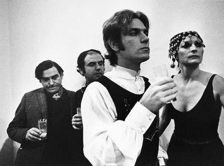 Da destra il barone Giorgio Franchetti, Tano Festa, Fabio Sargentini e Anna Paparatti alla Galleria L'Attico, Roma 1972. Foto di Claudio Abate