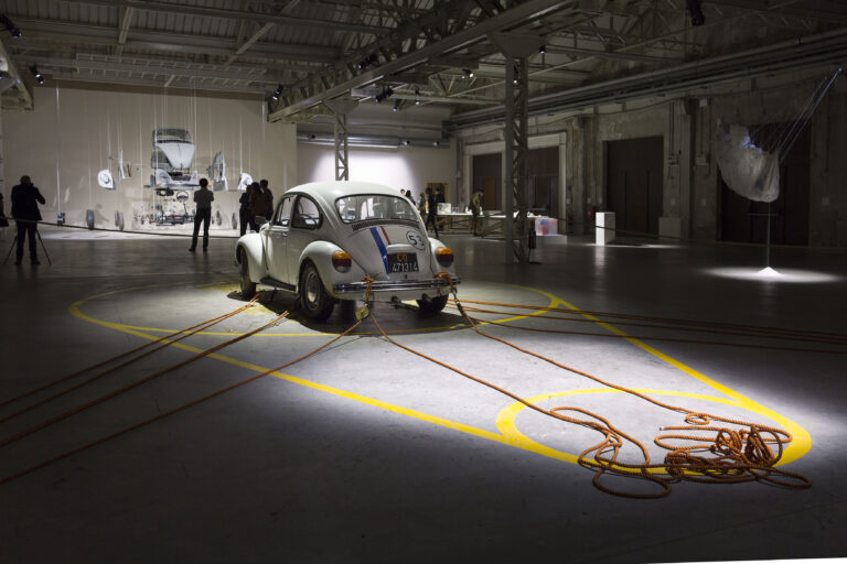 Damián Ortega Casino Installation view foto Agostino Osio Courtesy Fondazione HangarBicocca Milano 11 Immagini dalla preview della mostra di Damián Ortega all’HangarBicocca. Dal Messico a Milano, a bordo di un Maggiolino Volkswagen