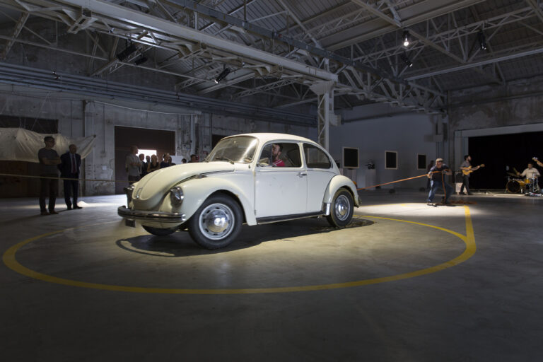 Damián Ortega Casino Installation view foto Agostino Osio Courtesy Fondazione HangarBicocca Milano 12 Immagini dalla preview della mostra di Damián Ortega all’HangarBicocca. Dal Messico a Milano, a bordo di un Maggiolino Volkswagen