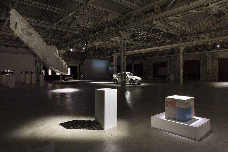 Damián Ortega Casino Installation view foto Agostino Osio Courtesy Fondazione HangarBicocca Milano 2 Immagini dalla preview della mostra di Damián Ortega all’HangarBicocca. Dal Messico a Milano, a bordo di un Maggiolino Volkswagen