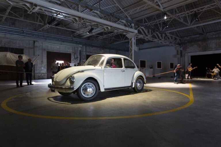 Damián Ortega, Moby Dick, 2004 - photo Agostino Osio - Courtesy Fondazione HangarBicocca, Milano