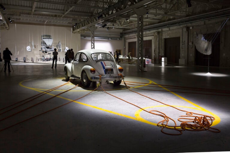 Damián Ortega Casino Installation view foto Agostino Osio Courtesy Fondazione HangarBicocca Milano 11 Immagini dalla preview della mostra di Damián Ortega all’HangarBicocca. Dal Messico a Milano, a bordo di un Maggiolino Volkswagen