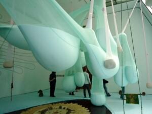 Immagini e video della mostra di Ernesto Neto alla TBA21 di Vienna. Il brasiliano sorprende con una nuovissima perforance eco-etnologica