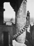 Fratelli Alinari, Scala della Torre di Palazzo Vecchio e veduta della Cattedrale (Firenze, ca. 1900)