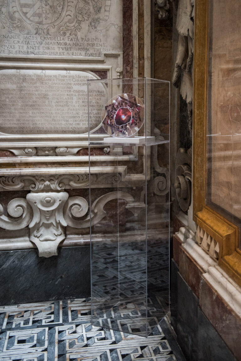 Giulio Paolini Da lontano Cappella Sansevero Napoli foto Marco Ghidelli 2 Immagini in anteprima dell’installazione di Giulio Paolini alla Cappella Sansevero. Ancora un grande artista in pellegrinaggio a Napoli davanti al mitico Cristo velato