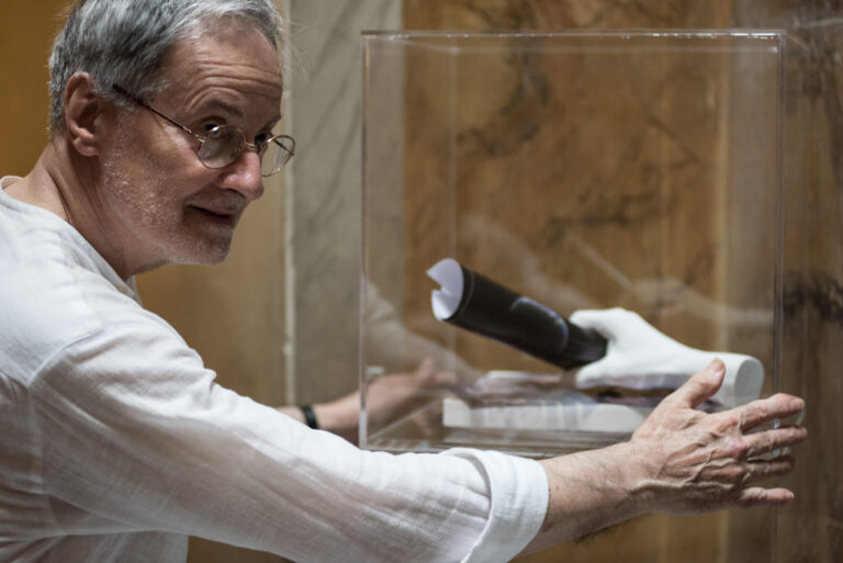 Giulio Paolini Da lontano Cappella Sansevero Napoli foto Marco Ghidelli 3 Immagini in anteprima dell’installazione di Giulio Paolini alla Cappella Sansevero. Ancora un grande artista in pellegrinaggio a Napoli davanti al mitico Cristo velato