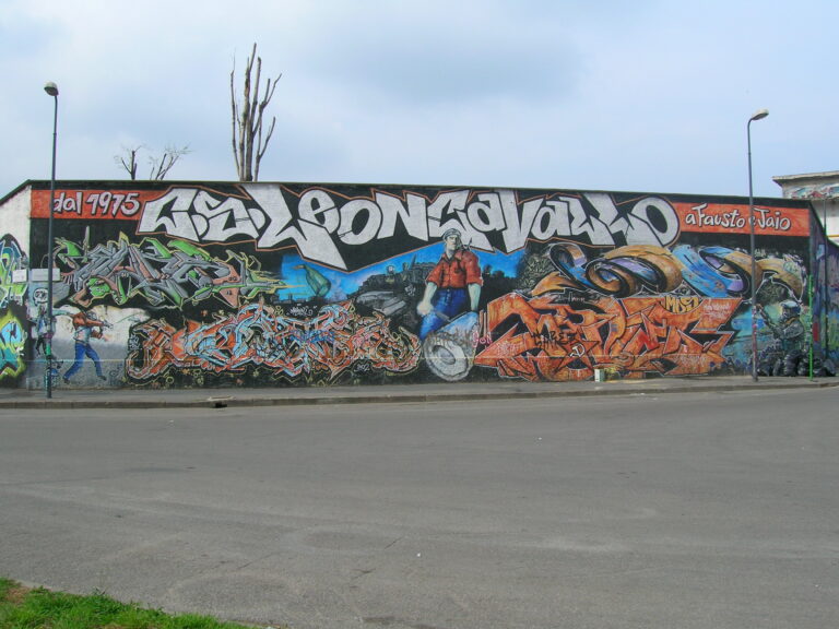 Graffiti al Leoncavallo 2 A rischio i graffiti del Leoncavallo di Milano. I commercianti vogliono cancellarli: squadre di volontari pronti all’azione. Gli occupanti si mobilitano con un presidio