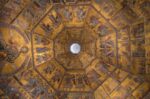 Il Battistero di Firenze L’occhio Santa Maria del Fiore. Ecco le immagini della monumentale vetrata di Lorenzo Ghiberti nella Cattedrale di Firenze, esposta nel Battistero dopo il restauro