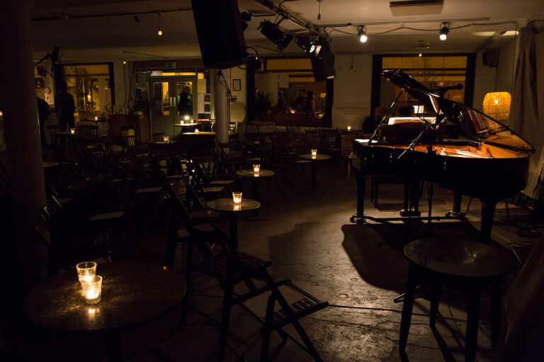 Il Cafe Oto Giuseppe Chiari nel tempio dell'avanguardia musicale londinese. Al Cafè Oto il duo Silvia Tarozzi & Deborah Walker esegue la sua performance Fluxus Per arco