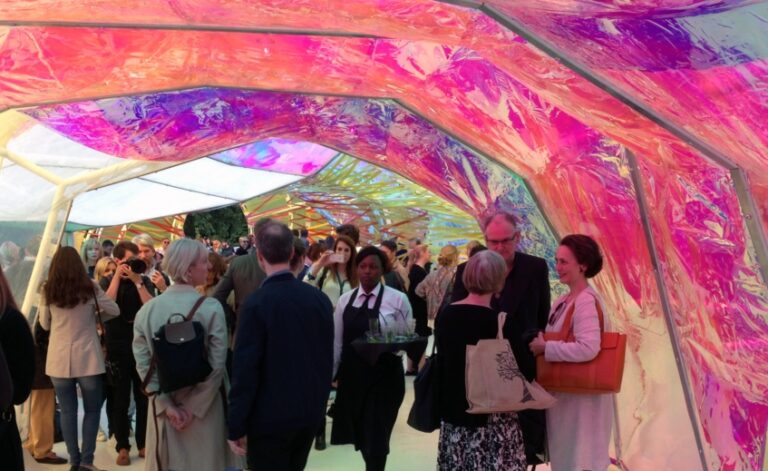 Il Serpentine Pavillion di SelgasCano foto Davide Sacconi e Raquel Drummond 01 Da Londra le immagini del Serpentine Pavillion 2015, firmato dallo studio spagnolo SelgasCano. Un'enorme stella marina sintetica poggiata sul prato di Hyde Park