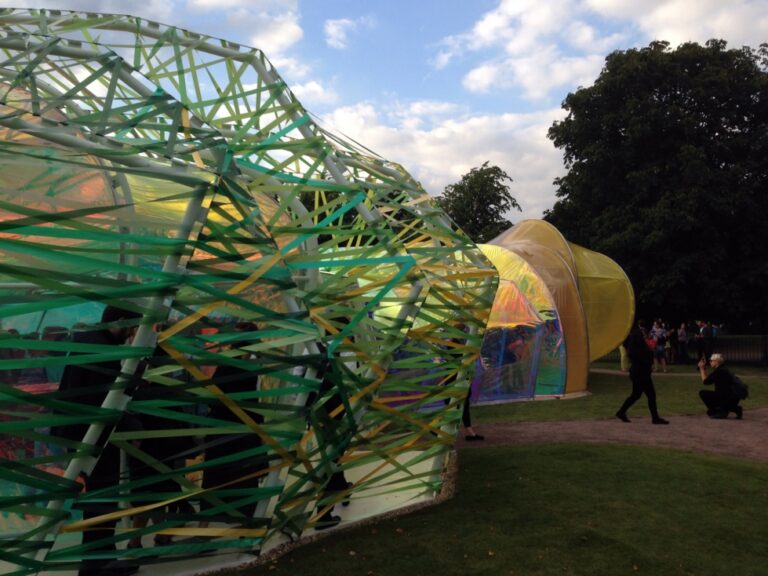 Il Serpentine Pavillion di SelgasCano foto Davide Sacconi e Raquel Drummond 04 Da Londra le immagini del Serpentine Pavillion 2015, firmato dallo studio spagnolo SelgasCano. Un'enorme stella marina sintetica poggiata sul prato di Hyde Park