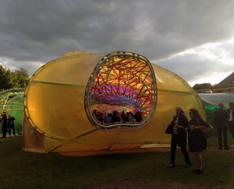 Il Serpentine Pavillion di SelgasCano foto Davide Sacconi e Raquel Drummond 06 Da Londra le immagini del Serpentine Pavillion 2015, firmato dallo studio spagnolo SelgasCano. Un'enorme stella marina sintetica poggiata sul prato di Hyde Park