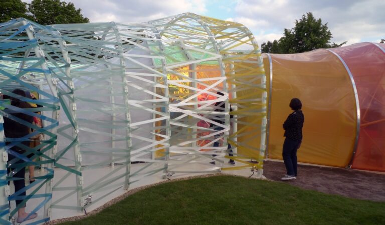 Il Serpentine Pavillion di SelgasCano foto Davide Sacconi e Raquel Drummond 12 Da Londra le immagini del Serpentine Pavillion 2015, firmato dallo studio spagnolo SelgasCano. Un'enorme stella marina sintetica poggiata sul prato di Hyde Park