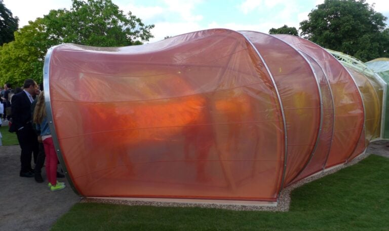 Il Serpentine Pavillion di SelgasCano foto Davide Sacconi e Raquel Drummond 13 Da Londra le immagini del Serpentine Pavillion 2015, firmato dallo studio spagnolo SelgasCano. Un'enorme stella marina sintetica poggiata sul prato di Hyde Park