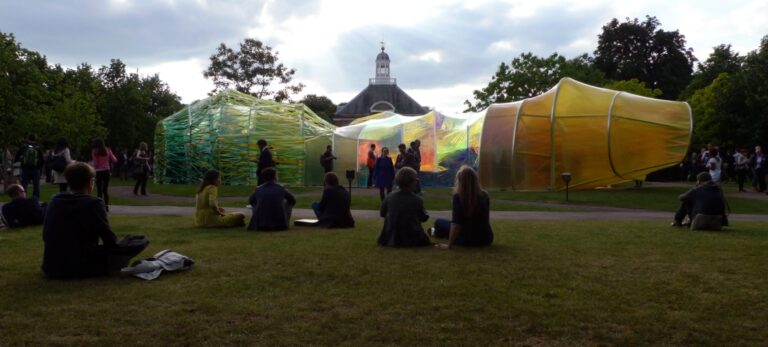 Il Serpentine Pavillion di SelgasCano foto Davide Sacconi e Raquel Drummond 15 Da Londra le immagini del Serpentine Pavillion 2015, firmato dallo studio spagnolo SelgasCano. Un'enorme stella marina sintetica poggiata sul prato di Hyde Park