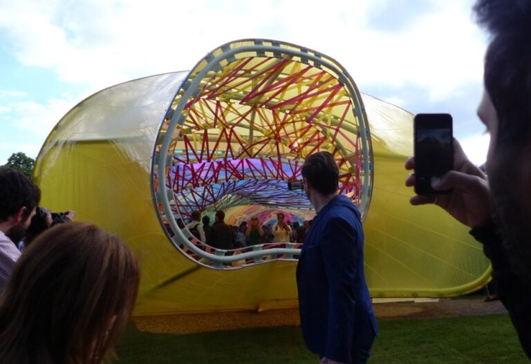 Il Serpentine Pavillion di SelgasCano foto Davide Sacconi e Raquel Drummond 16 Da Londra le immagini del Serpentine Pavillion 2015, firmato dallo studio spagnolo SelgasCano. Un'enorme stella marina sintetica poggiata sul prato di Hyde Park