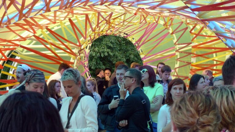 Il Serpentine Pavillion di SelgasCano foto Davide Sacconi e Raquel Drummond 17 Da Londra le immagini del Serpentine Pavillion 2015, firmato dallo studio spagnolo SelgasCano. Un'enorme stella marina sintetica poggiata sul prato di Hyde Park