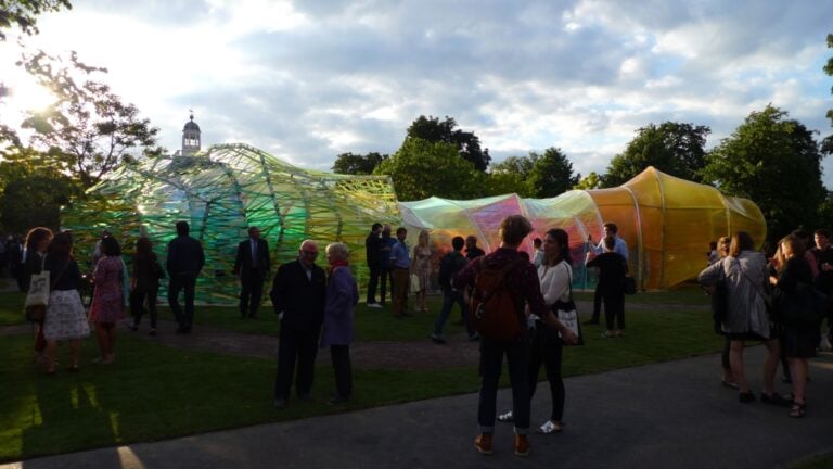 Il Serpentine Pavillion di SelgasCano foto Davide Sacconi e Raquel Drummond 22 Da Londra le immagini del Serpentine Pavillion 2015, firmato dallo studio spagnolo SelgasCano. Un'enorme stella marina sintetica poggiata sul prato di Hyde Park