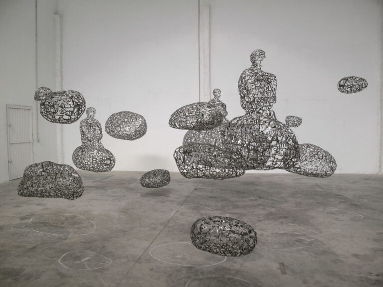 Jaume Plensa, Talking Continents, 2013 - installazione alla Galerie Lelong