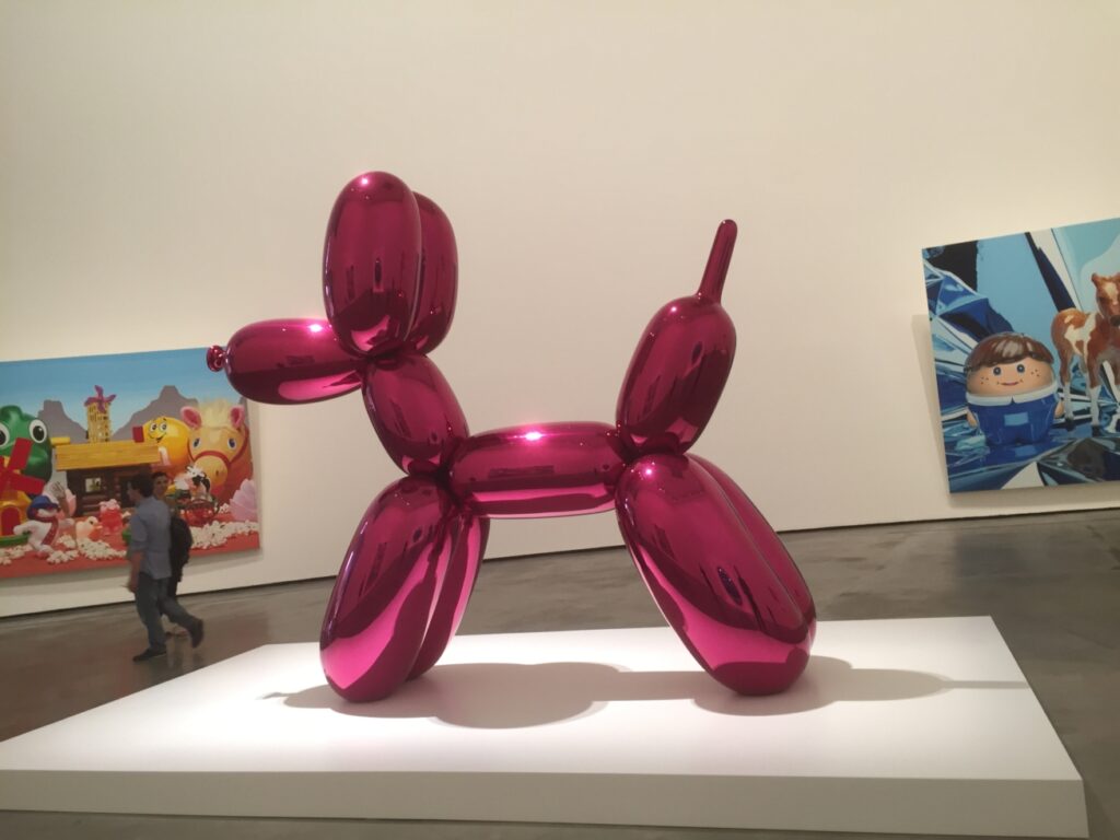 Arriva al Guggenheim di Bilbao la monumentale retrospettiva di Jeff Koons. Tante foto dalla preview della mostra che apre al pubblico questa settimana