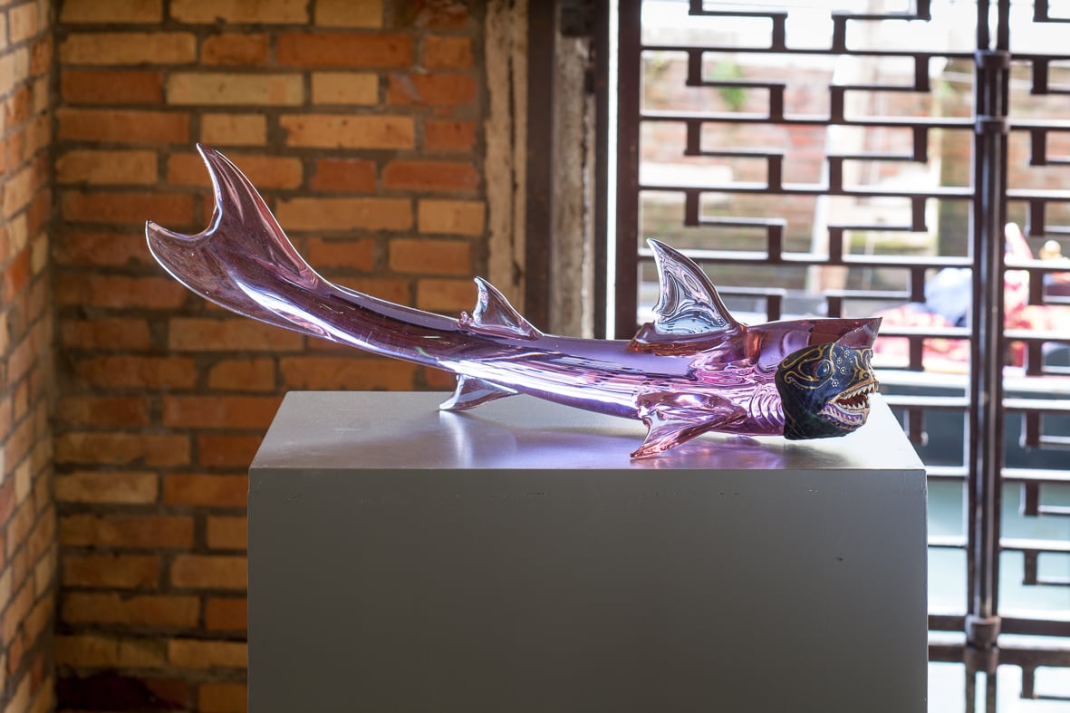 Jimmie Durham, Carnivalesque Shark in Venice, 2015, vetro, pelle, denti di piranha, carta pesta, pittura acrilica, 71 x 30 x 33,5 cm, installation view at Fondazione Querini Stampalia, Venezia. Photo by Francesco Allegretto