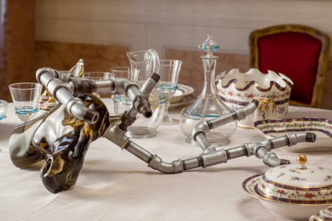 Jimmie Durham, Vaguely Descriptive Smokey Glass with Steel Antlers, vetro, acciaio,  photo by Francesco Allegretto