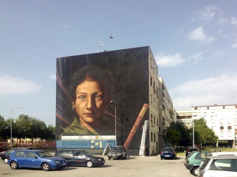 Jorit Agoch Ael Tuttegual songe criature 2015 Napoli © Inward 3 INWARD, la street art contro il razzismo. Altro che ruspe: a Napoli Jorit Agoch dipinge su un muro il volto di una bambina Rom