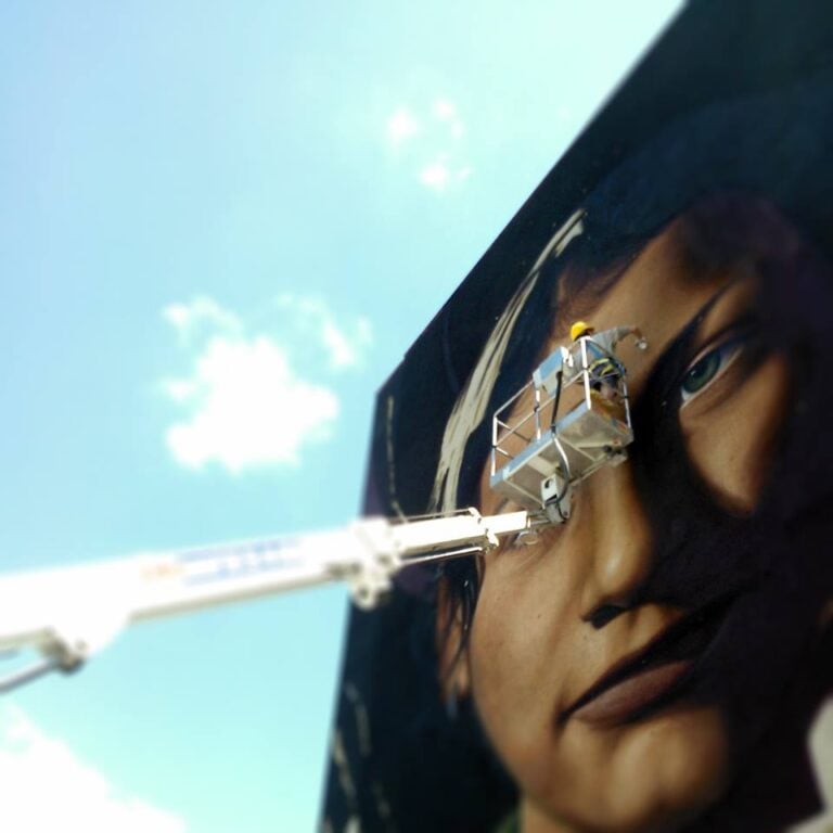 Jorit Agoch Ael Tuttegual songe criature 2015 Napoli © Inward 6 INWARD, la street art contro il razzismo. Altro che ruspe: a Napoli Jorit Agoch dipinge su un muro il volto di una bambina Rom