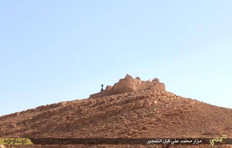 Lesplosione del mausoleo di Mohammed Ben Ali foto liveleak.com L'Isis ha iniziato a distruggere Palmyra. Unesco e Onu aspettano che l'opera sia completata per intervenire? E in Parlamento c'è chi chiede di inviare i Caschi Blu