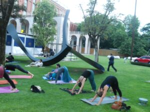 All’alba del solstizio, con Yoko Ono. Alla Triennale di Milano si celebrano i cinquant’anni dalla performance Morning Piece. Fra yoga e funghi. Ecco immagini e video