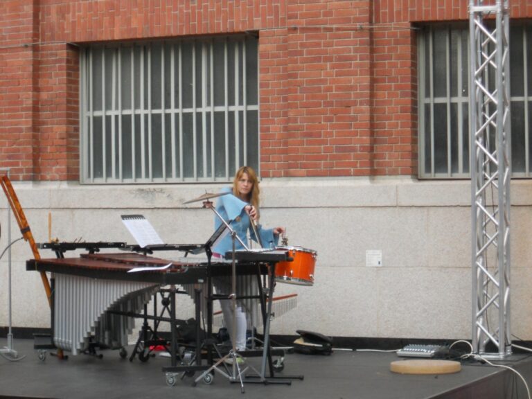 Morning Piece Triennale di Milano 2015 05 All'alba del solstizio, con Yoko Ono. Alla Triennale di Milano si celebrano i cinquant'anni dalla performance Morning Piece. Fra yoga e funghi. Ecco immagini e video