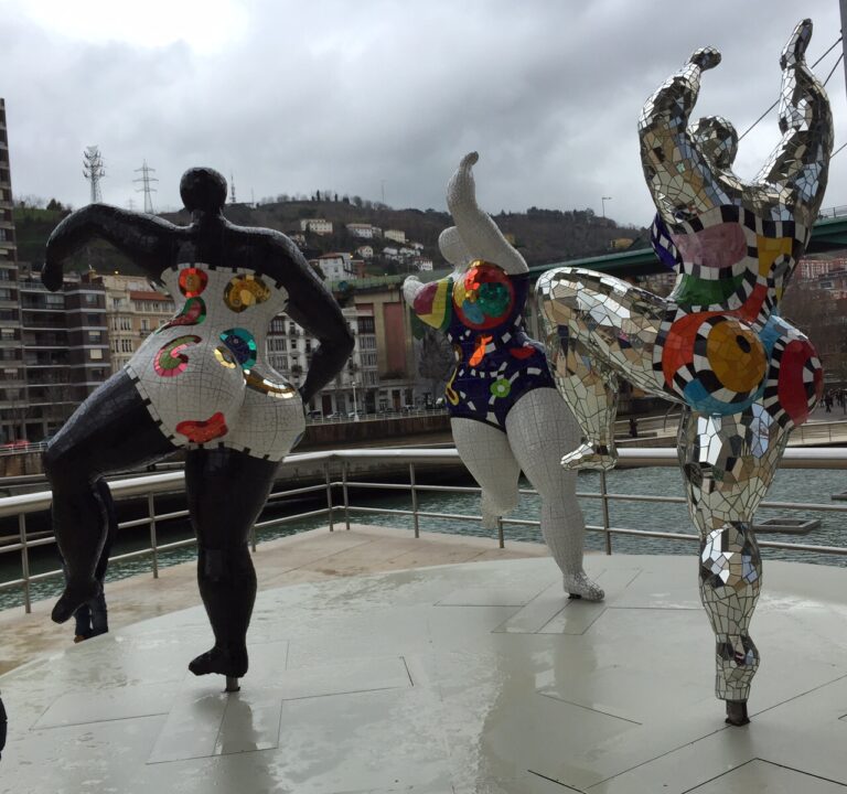 Niki de Saint Phalle Nanas1 L'etica nella Pop Art. Niki de Saint Phalle al Guggenheim di Bilbao