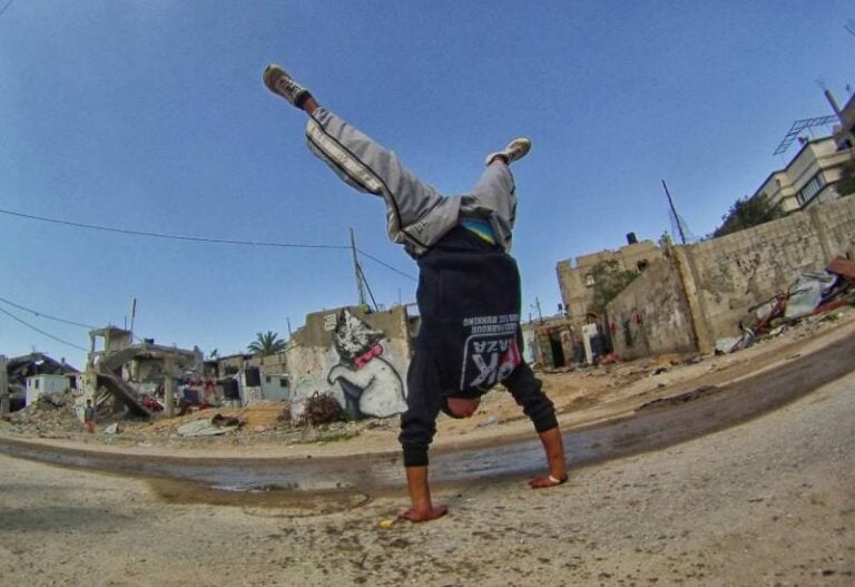 Parkour tra i graffiti di Banksy a Gaza Benvenuti all'inferno. Gaza, Banksy e il parkour tra le macerie