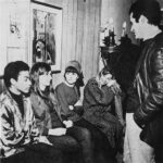 Pino Pascali parla con Anna Paparatti (col foulard in testa) e tre attori del Living Theatre. Roma 1965