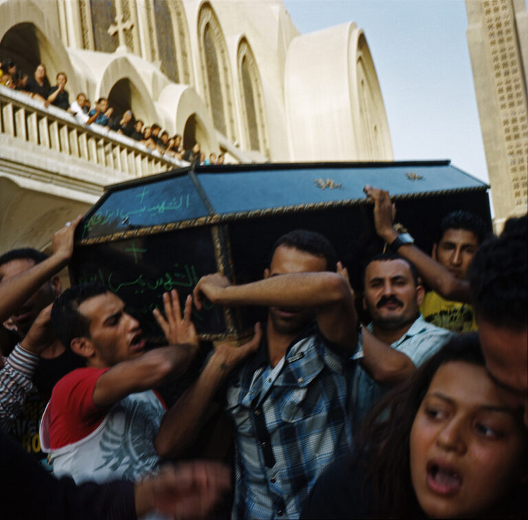 Rena Effendi Relatives of coptic victims carrying coffins out of the Abasseya Church to be burried. October 10 2011 PRISMA, un nuovo concorso di fotografia, tutto dedicato al tema dei diritti umani. Giuria internazionale e una mostra a Venezia per i vincitori