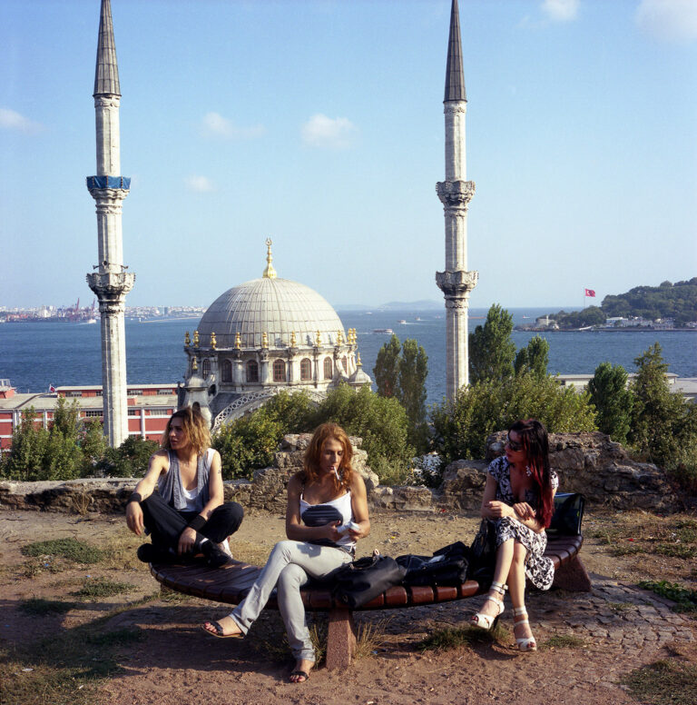 Rena Effendi Yanki Sechil and Helin. Helin is from Ordu and her friends Yanki and Sechil are from Gaziantep originally they all came to the city 3 years ago. Istanbul Turkey. August 2010 PRISMA, un nuovo concorso di fotografia, tutto dedicato al tema dei diritti umani. Giuria internazionale e una mostra a Venezia per i vincitori