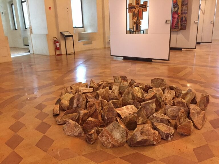 Richard Long La percezione del futuro Perugia Minimal Art al cospetto dei capolavori dei Trecento italiano. Immagini dalla mostra della Collezione Panza di Biumo a Perugia