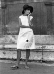 Roma, Piazza Farnese, 1966. Anna Paparatti indossa un vestito realizzato per lei da Efi e Jannis Kounellis