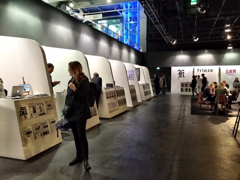 Sezione editoria Art Basel 2015 04 Basel Updates: ecco come si deve trattare l'editoria a una fiera d'arte. Art Basel dedica a riviste & C. uno spazio strategico e accogliente, qui le immagini