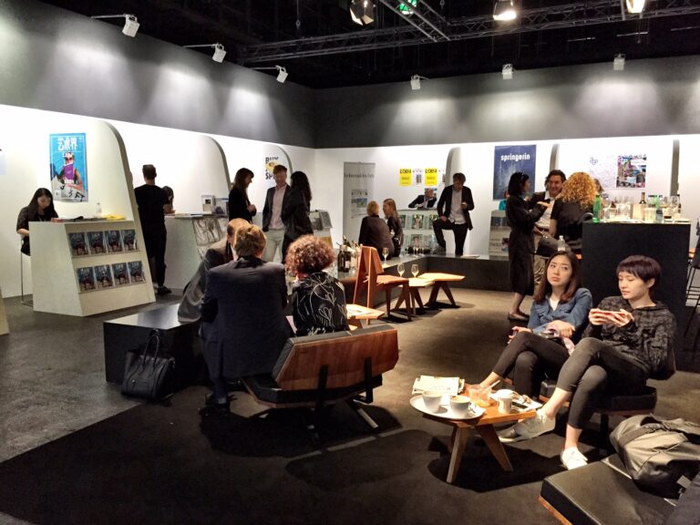 Sezione editoria Art Basel 2015 12 Basel Updates: ecco come si deve trattare l'editoria a una fiera d'arte. Art Basel dedica a riviste & C. uno spazio strategico e accogliente, qui le immagini