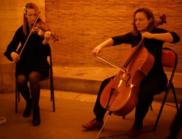 Silvia Tarozzi Deborah Walker foto Rachel Van de Meerssche Giuseppe Chiari nel tempio dell'avanguardia musicale londinese. Al Cafè Oto il duo Silvia Tarozzi & Deborah Walker esegue la sua performance Fluxus Per arco