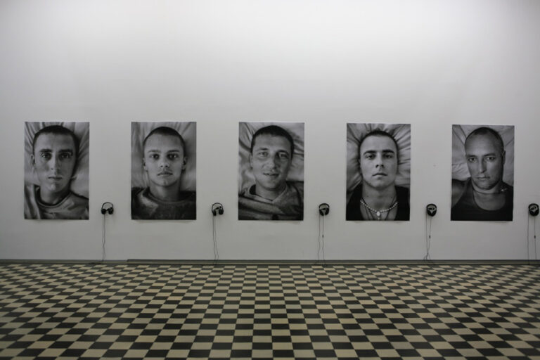 Taras Polataiko War. 11 Portraits 2014 installation view courtesy the National Art Museum of Ukraine 2 Taras Polataiko e il conflitto in Ucraina. Volti e storie di soldati