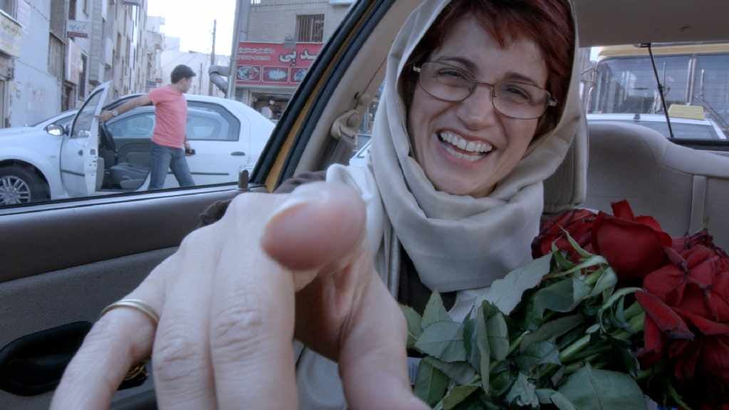 Il regista iraniano Jafar Panahi sfida il regime e racconta la sua Teheran dall’abitacolo di un taxi. Il film Orso d’Oro uscirà in Italia il 27 agosto
