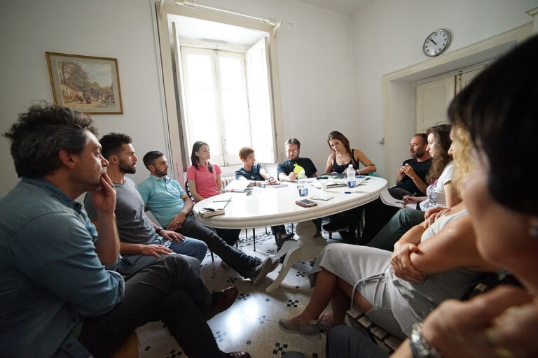 Traduzioni workshop Aquilonia 2015 13 Irpinia, memorie di un terremoto. Ricostruendo il futuro con l’arte e il design. Foto-story del workshop condotto da Bianco-Valente, Andrea Anastasio, Vittorio Venezia